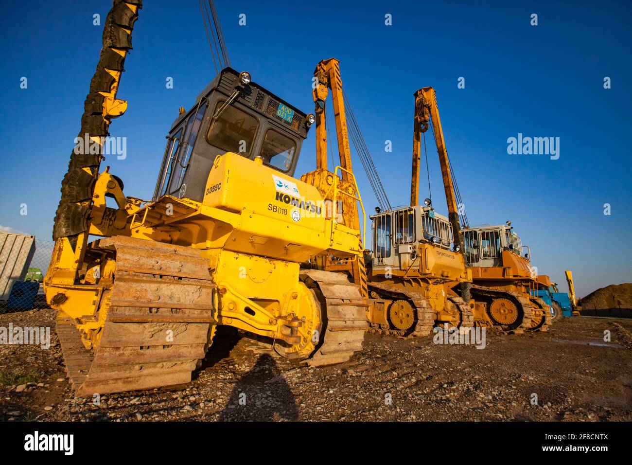 Gelbe Baumaschinen auf dem Parkplatz. Turkestan, Kasachstan. Stockfoto