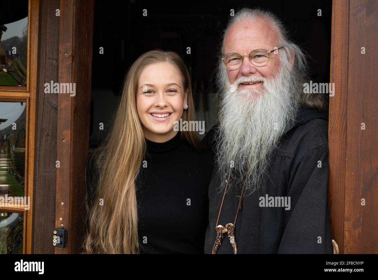 Bodenwerder, Deutschland. März 2021. Druide Michel vom Berch und Zoe-Priscilla Hannemann, seine Enkelin, die eine ganz andere Welt bewohnt. Quelle: Julian Stratenschulte/dpa/Alamy Live News Stockfoto