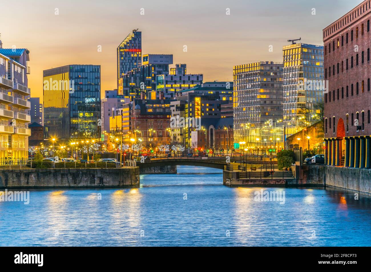 Blick auf das Geschäftszentrum von Liverpool durch Queens Dock, England Stockfoto