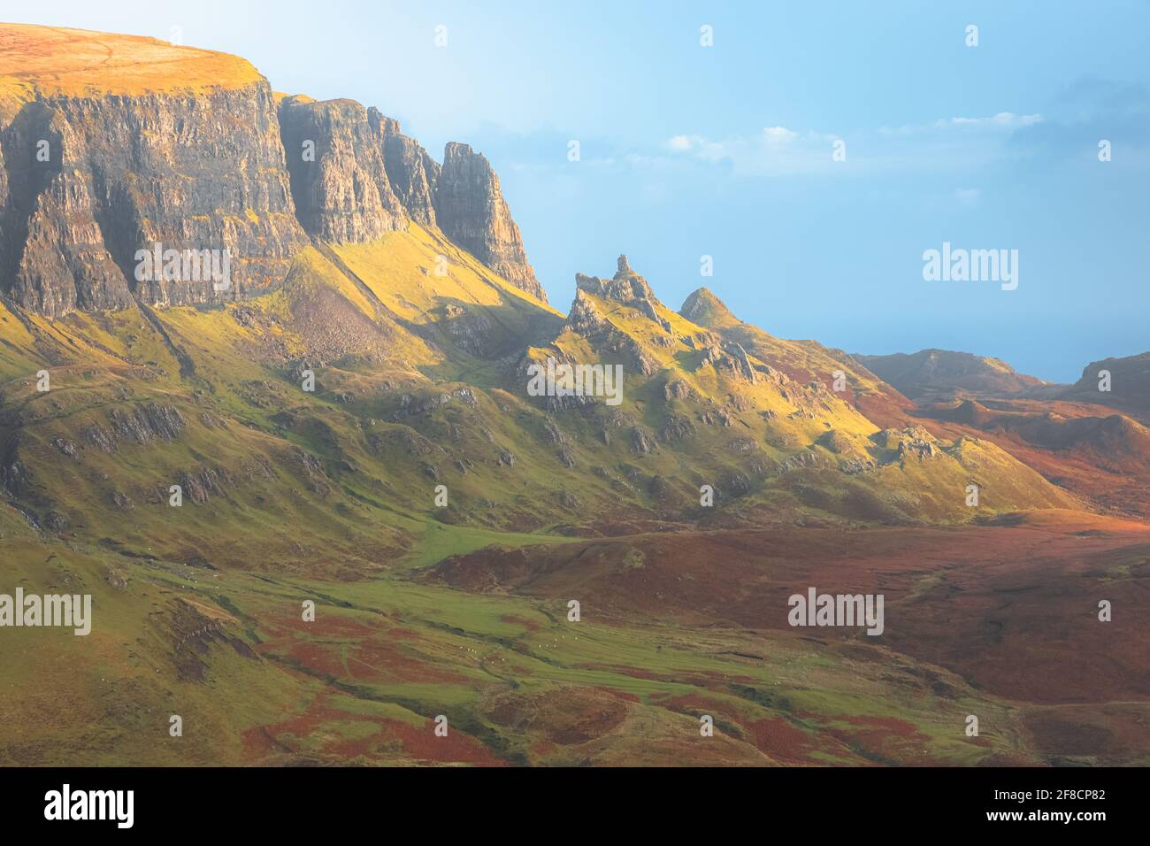 Lebendiges goldenes Licht bei Sonnenuntergang oder Sonnenaufgang über der farbenfrohen Landschaft des rauen, weltfremden Geländes des Quiraing auf der Isle of Skye, Scotl Stockfoto