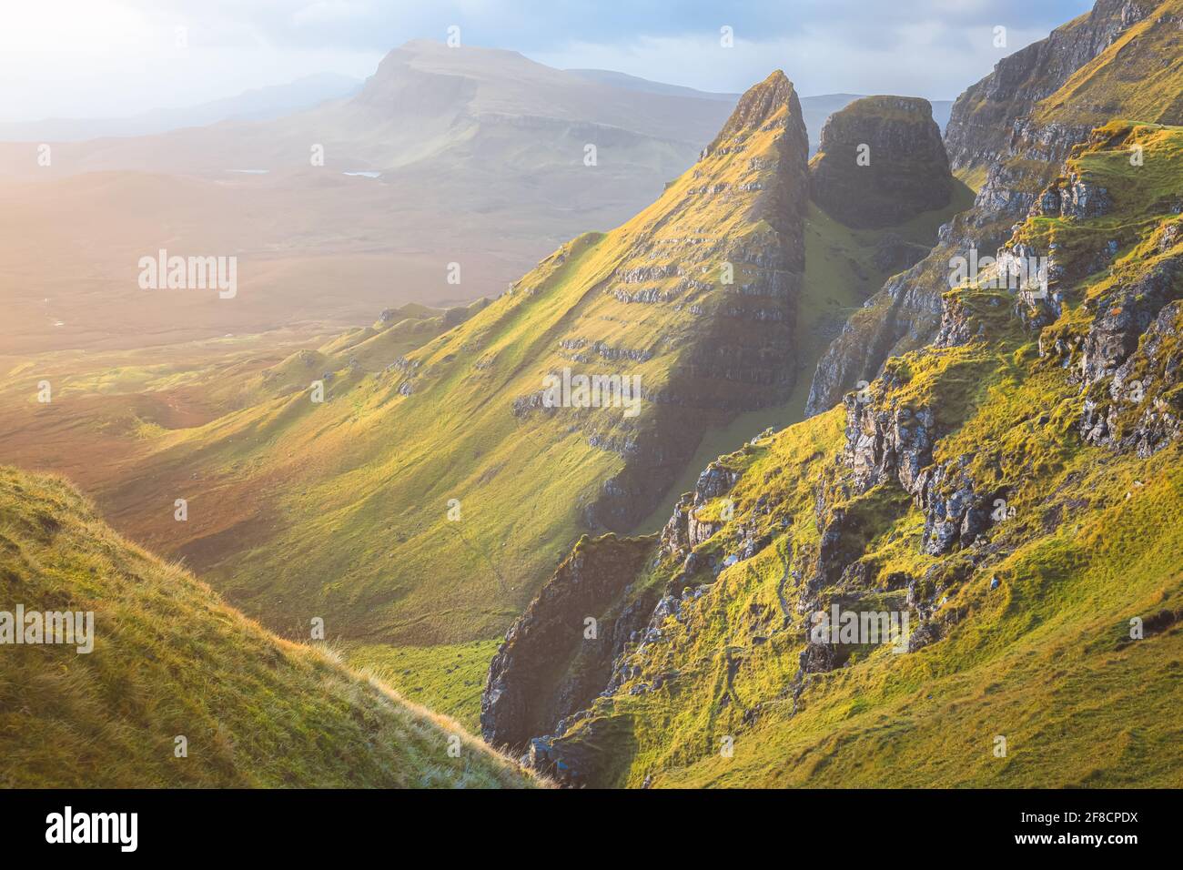 Goldenes ätherisches Sonnenauf- oder Sonnenuntergangslicht über der wunderschönen, idyllischen Berglandschaft von Dun Dubh am Quiraing auf der Isle of Skye, schottische Highlands Stockfoto