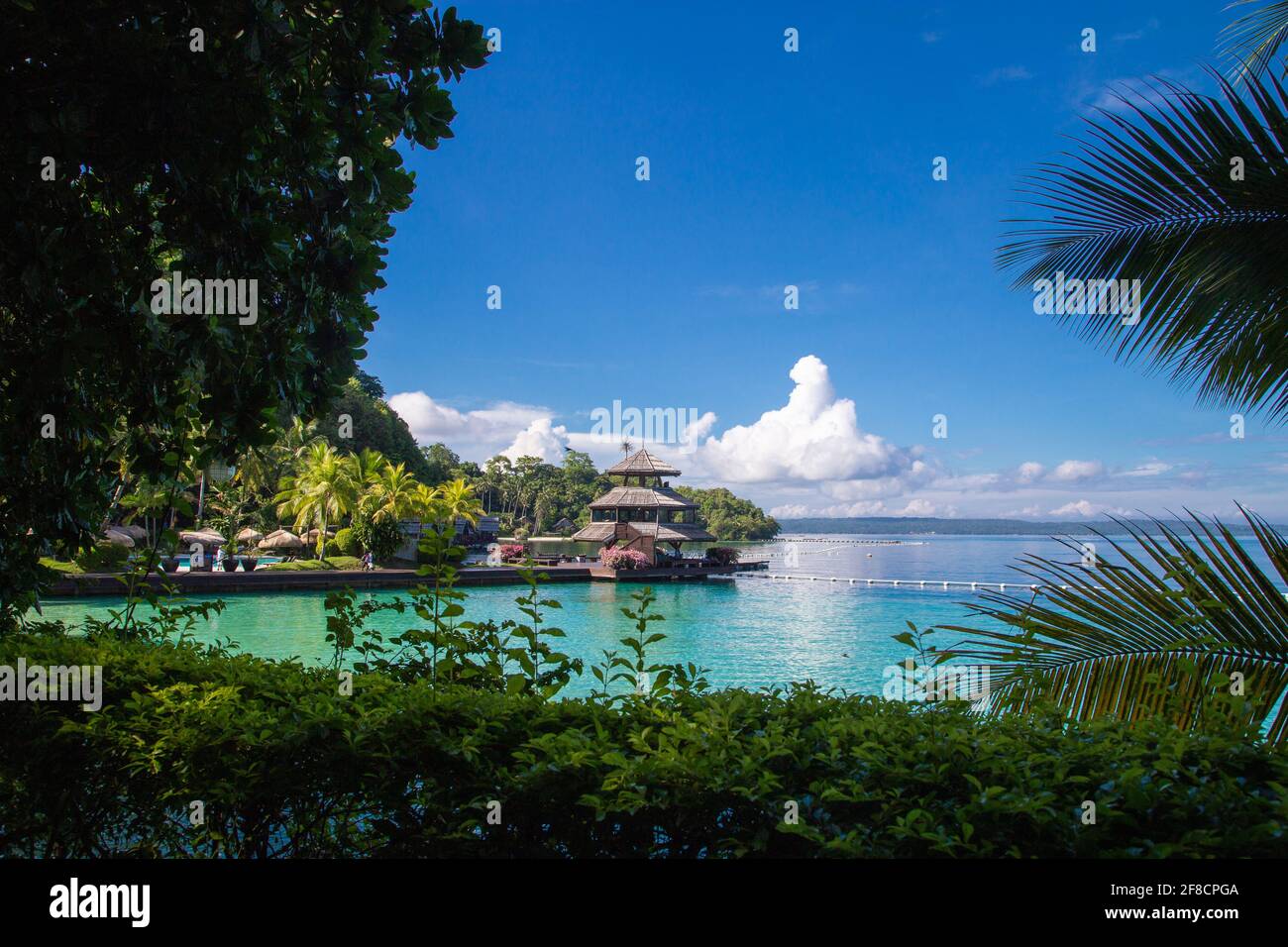 Schöner Strand und Paradies auf den Philippinen. Es hat klares Wasser und tollen weißen Sandstrand, um die Natur am besten zu genießen. Der blaue Himmel ist wunderschön. Stockfoto