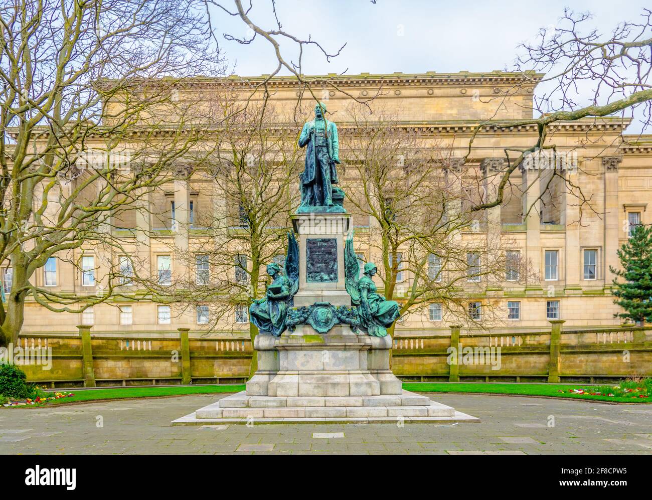 Statue von William Ewart Gladstone im Garten von Saint George in Liverpool, England Stockfoto