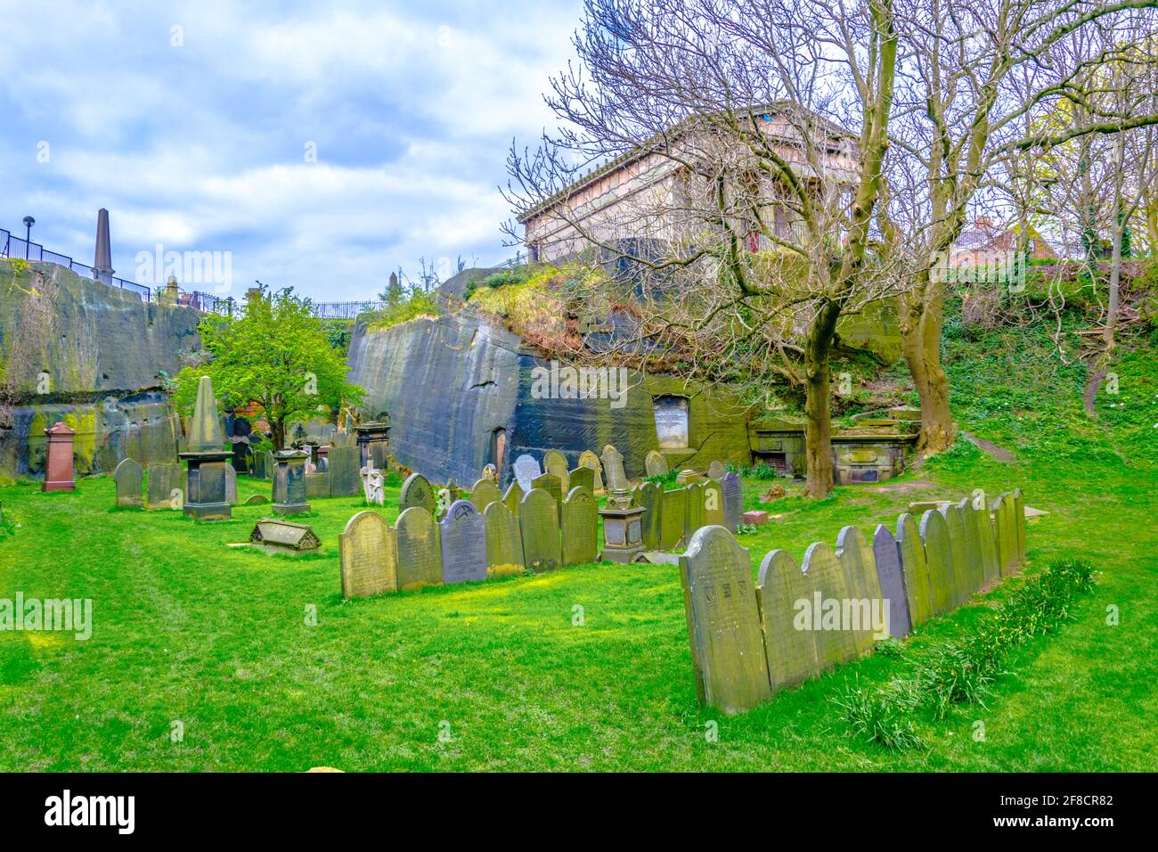 Blick auf einen alten Friedhof im Saint james Garten in Liverpool, England Stockfoto