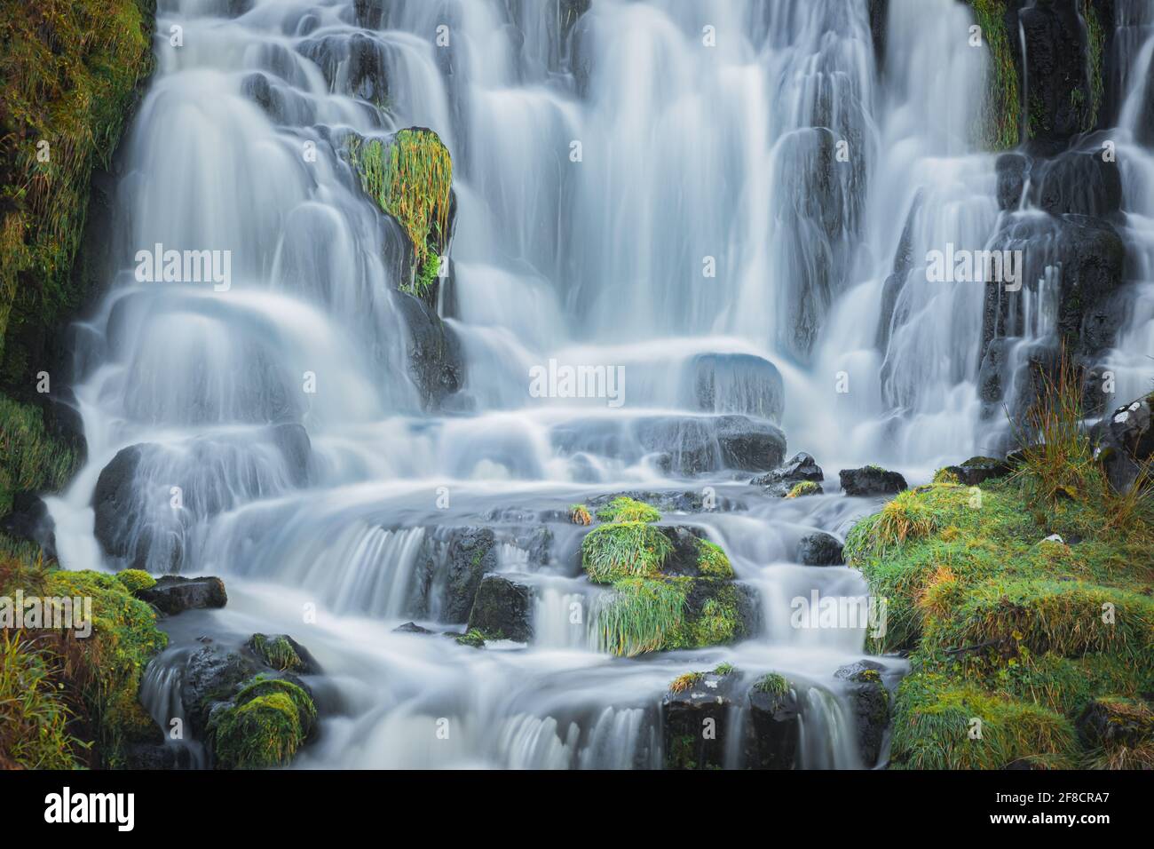 Malerische Naturlandschaft mit Detailansicht des Bride's Veil Wasserfalls auf der Isle of Skye, Schottland. Stockfoto