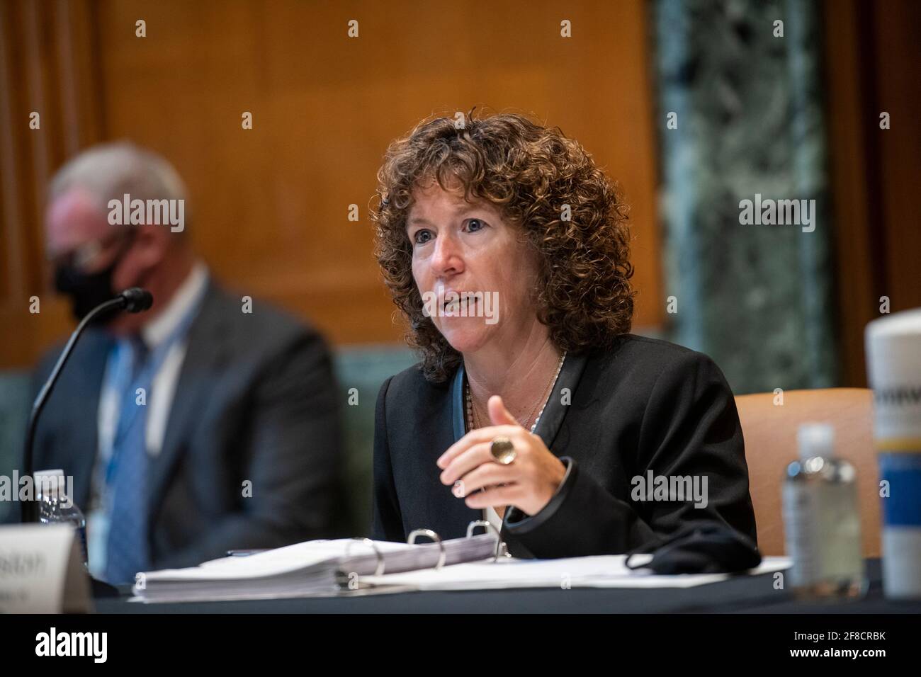 Barbara McQuiston, die die Aufgaben der Unterstaatssekretärin für Verteidigung, Forschung und Technik erfüllt, erscheint während eines Senatsausschusses für Mittel - Unterausschuss für Verteidigungsanhörung, um Innovation und Forschung des Verteidigungsministeriums zu untersuchen, am Dienstag, den 13. April 2021 im Dirksen Senate Office Building in Washington, DC. Kredit: Rod Lampey / CNP/Sipa USA Stockfoto