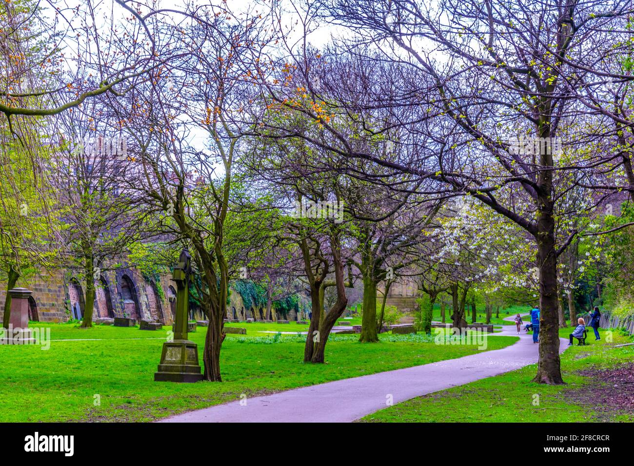 Blick auf einen alten Friedhof im Saint james Garten in Liverpool, England Stockfoto