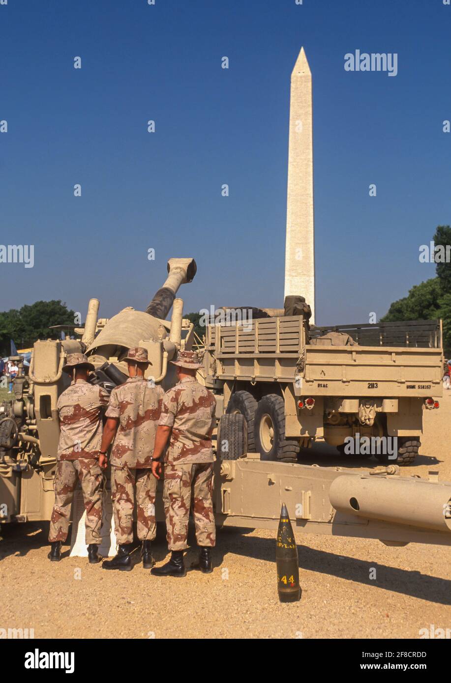 WASHINGTON, DC, USA, 7. JUNI 1991 - Desert Storm Victory-Festa auf der National Mall, Washington Monument auf der Rückseite. Marineinfanterie mit 155mm Howitzer Artilleriese. Stockfoto