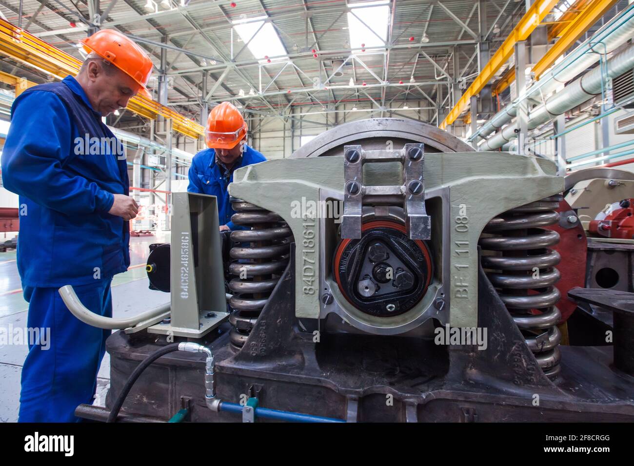 Kasachstan, nur-Sultan Lokomotivfabrik. Zwei Arbeiter montieren das Drehgeck. Stockfoto