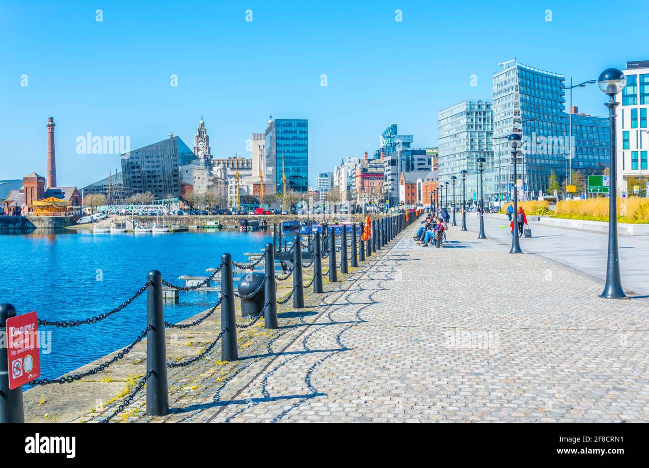 Blick auf das Geschäftszentrum von Liverpool durch Albert Dock, England Stockfoto