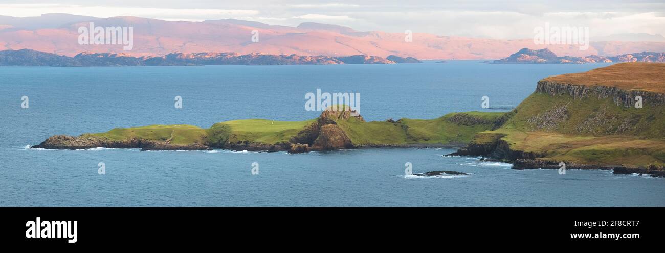 Weite Panoramaansicht der Halbinsel Brothers Point auf der Isle of Skye mit einem entfernten Raasay, Scottish Isles, Schottland. Stockfoto