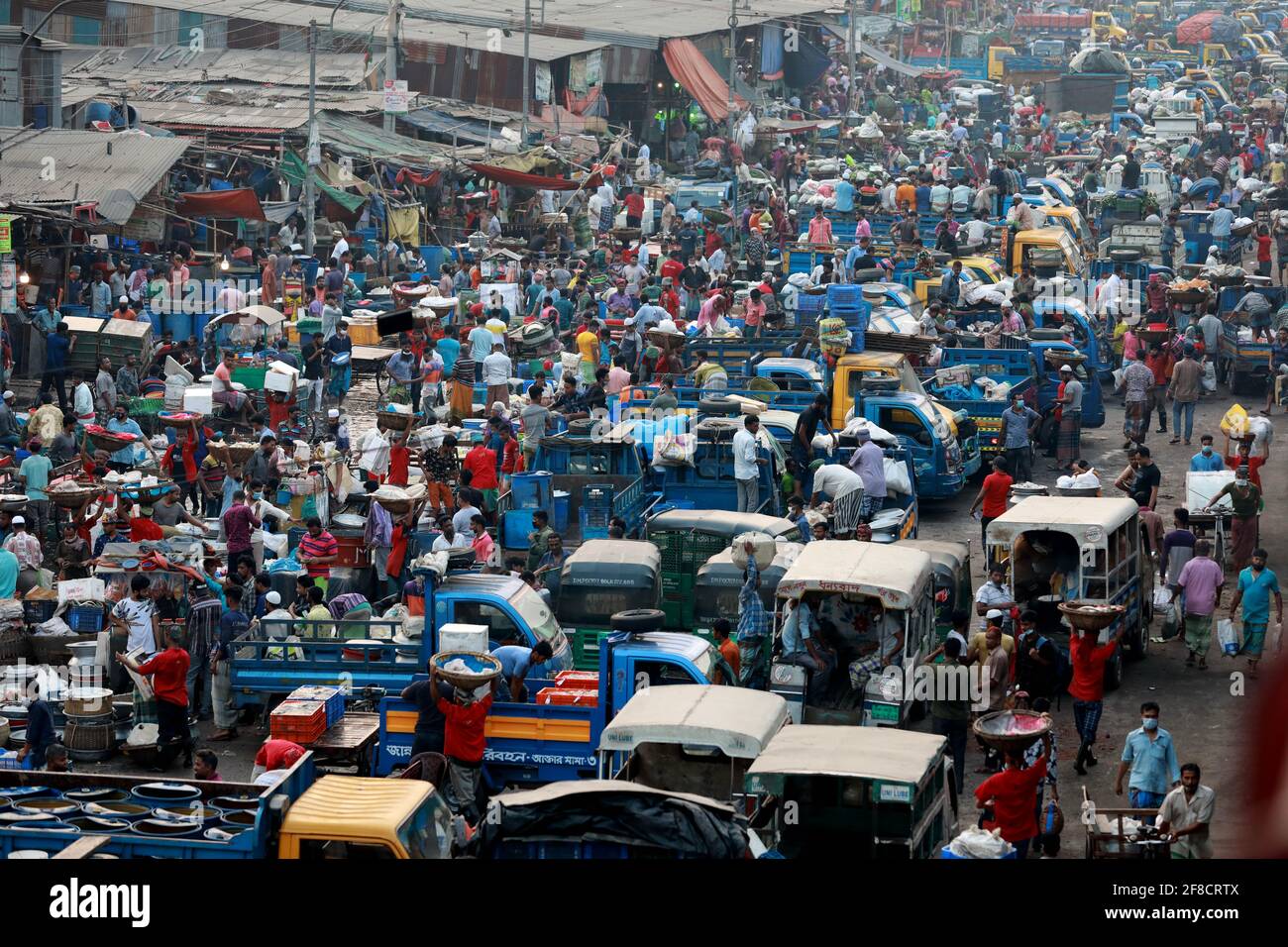 Dhaka, Dhaka, Bangladesch. April 2021. 13. April 2021 ungeachtet aller Regierungsrichtlinien zur sozialen Distanzierung versammeln sich während der Coronavirus-Krise in Bangladesch immer noch Menschen im Bazar-Gebiet.Quelle: Harun-or-Rashid/ZUMA Wire/Alamy Live News Stockfoto