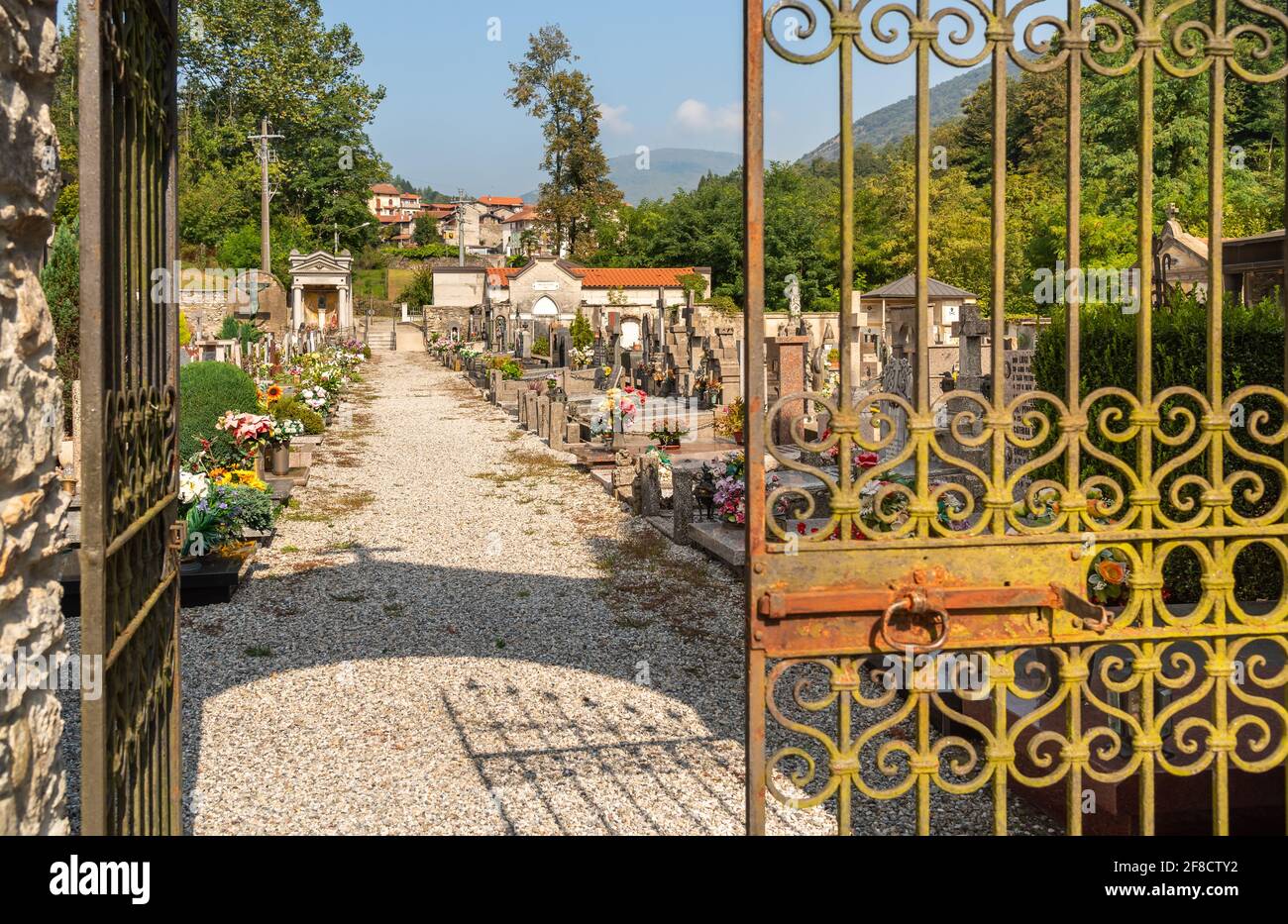 Eintritt zum Friedhof von Dumenza, Provinz Varese, Italien Stockfoto