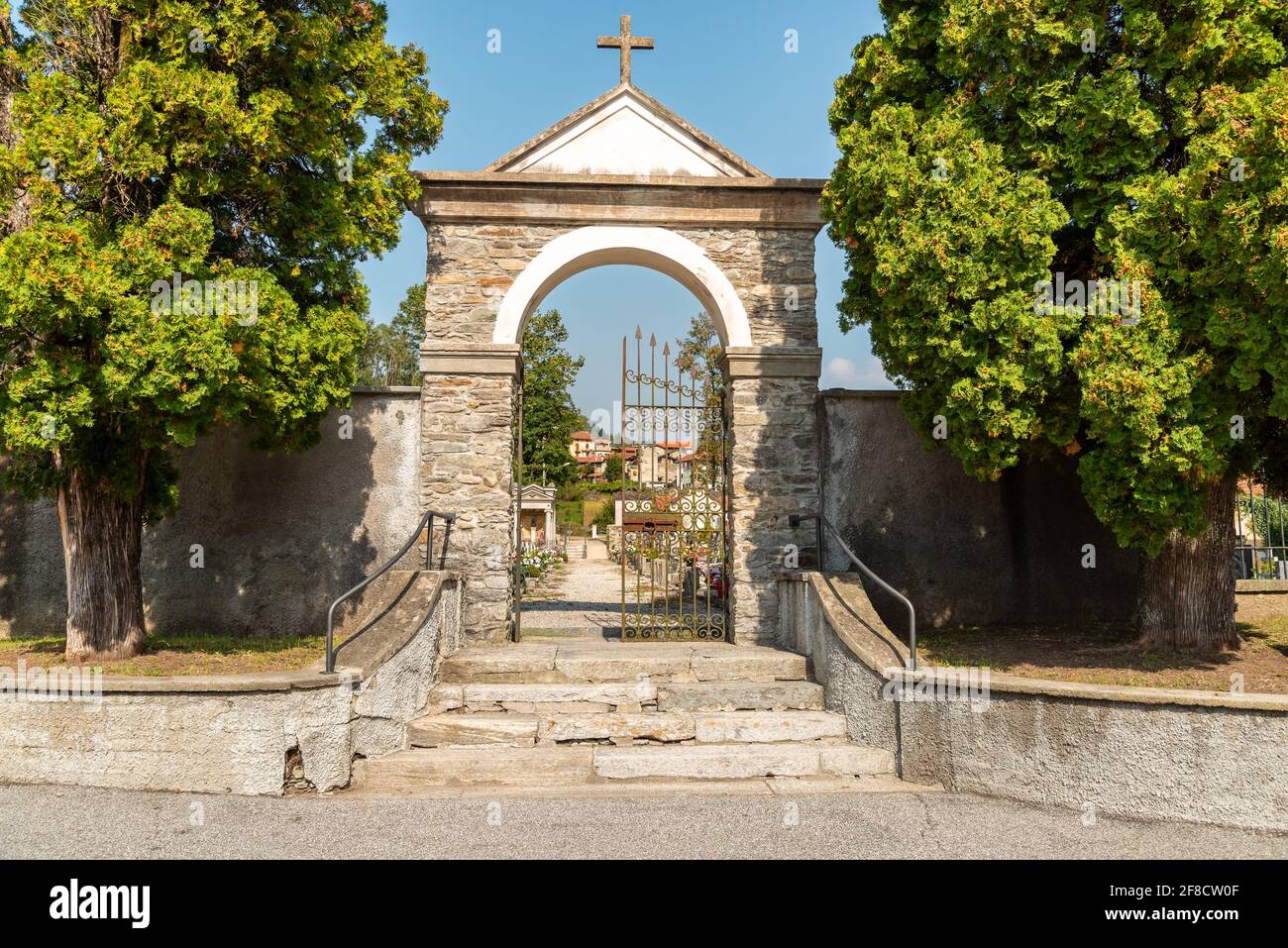 Eintritt zum Friedhof von Dumenza, Provinz Varese, Italien Stockfoto