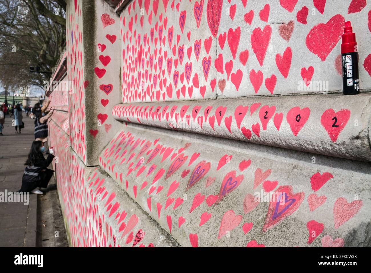 National Covid Memorial Wall, 150,000 Herzen, die auf die Wand gegenüber dem Parlamentsgebäude gemalt wurden, als Denkmal für diejenigen, die an einem Coronavirus gestorben sind Stockfoto
