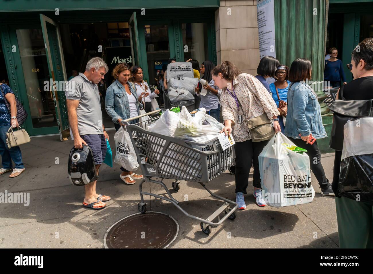 New York, USA. August 2019. Hunderte von Studenten der NYU, einige mit ihren Familien, kommen am Sonntag, den 25. August 2019, im Ladies Mile Shopping District in New York ins Bed Bath und darüber hinaus, um dort einzukaufen, um ihre Schlafsäle an der Universität einzurichten. Neben einem Rabatt wurden die Studenten von ihren Schlafsälen aus mit Bussen, die für die Gelegenheit von Bed Bath und darüber hinaus gemietet wurden, hin und her gehephered und wurden bei ihren Einkäufen von Bed Bath und Beyond Mitarbeitern unterstützt. (Foto byÊRichard B. Levine) Quelle: SIPA USA/Alamy Live News Stockfoto