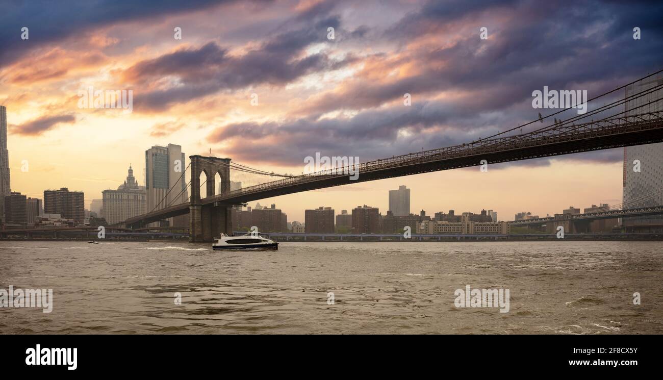 Geht Die Brooklyn Bridge über Den East River Brooklyn bridge über den east river -Fotos und -Bildmaterial in hoher