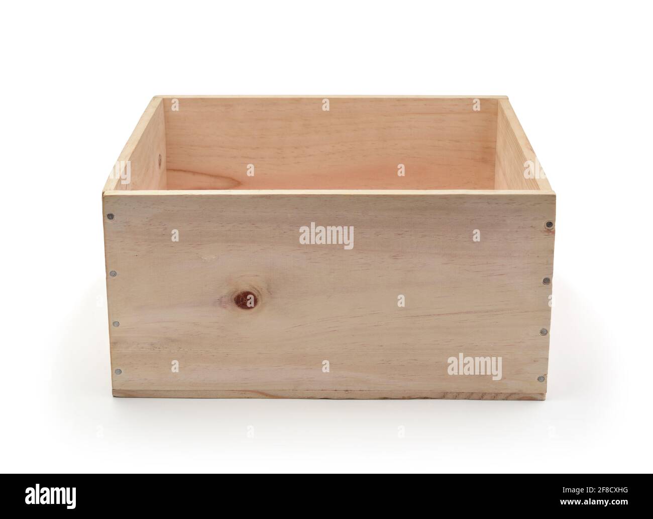 Offene leere natürliche Holzkiste isoliert auf weiß. Stockfoto