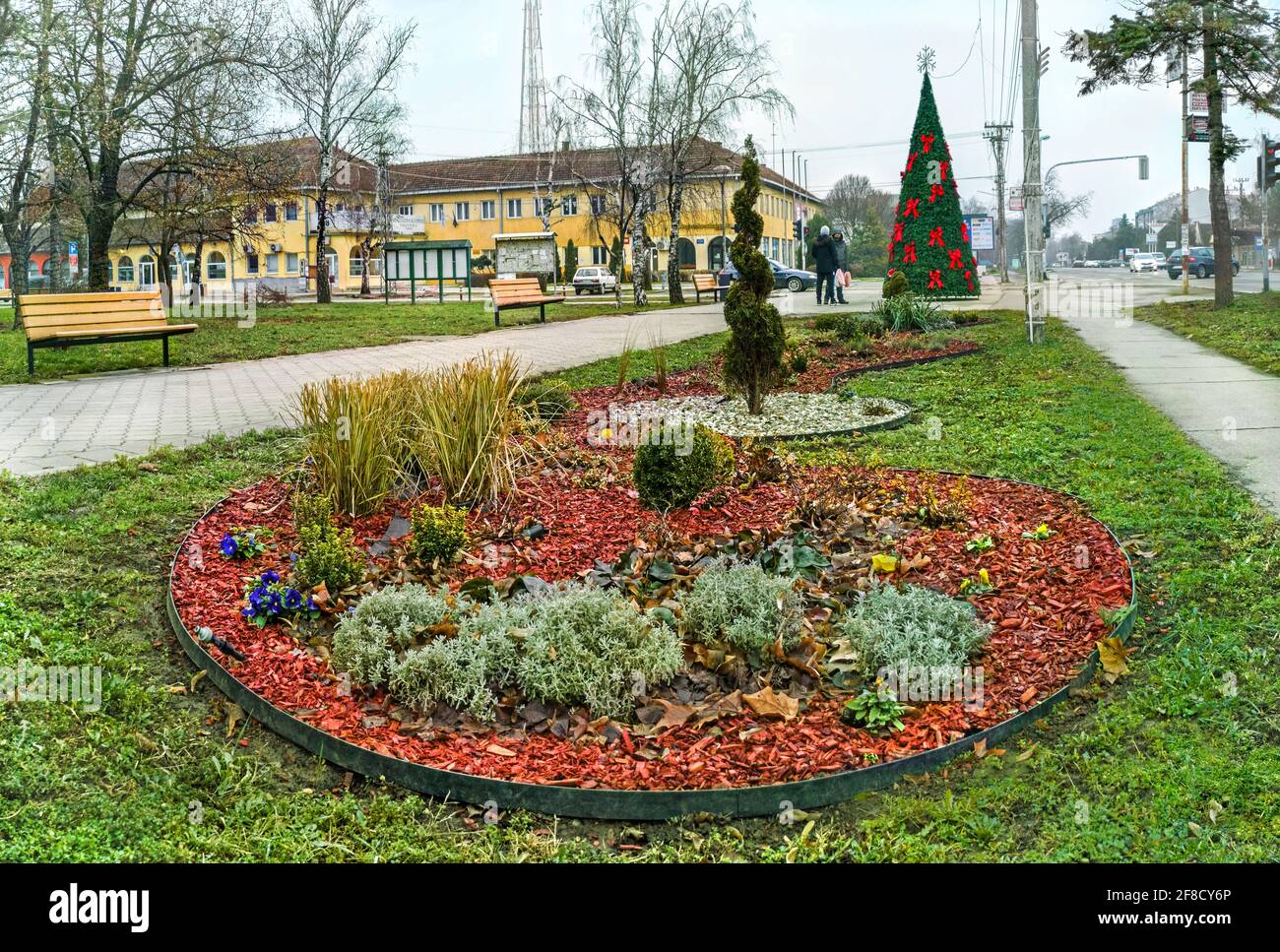 Temerin Stadt in der Nähe von Novi Sad. Die längste Straße in Serbien. Zentrum und die Hauptstraße mit Weihnachtsbaum, Blumengarten und unkenntlichen Menschen. Stockfoto