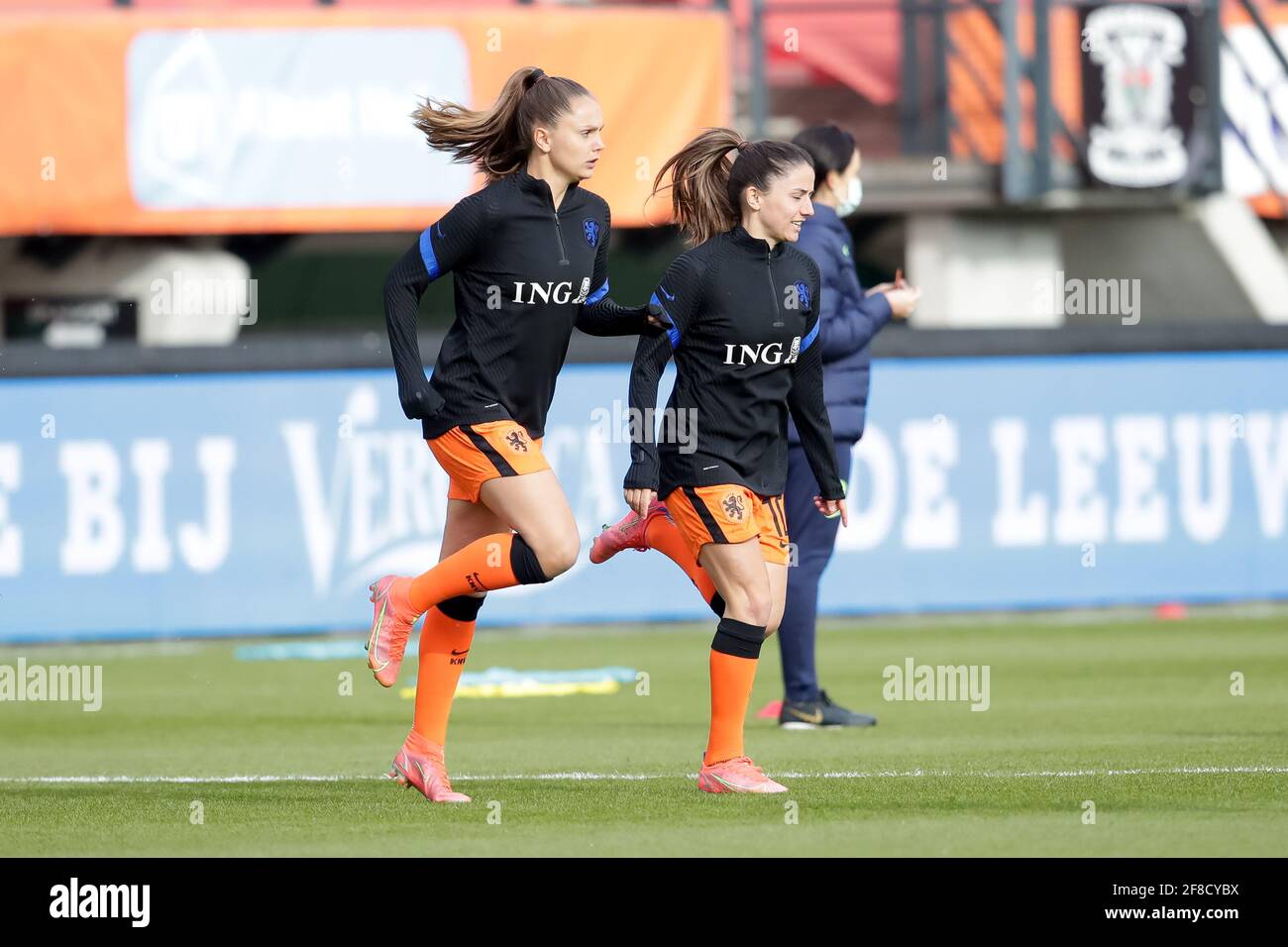 NIJMEGEN, NIEDERLANDE - APRIL 13: Lieke Martens aus den Niederlanden und Danielle van de Donk aus den Niederlanden während des Womens International Friendl Stockfoto