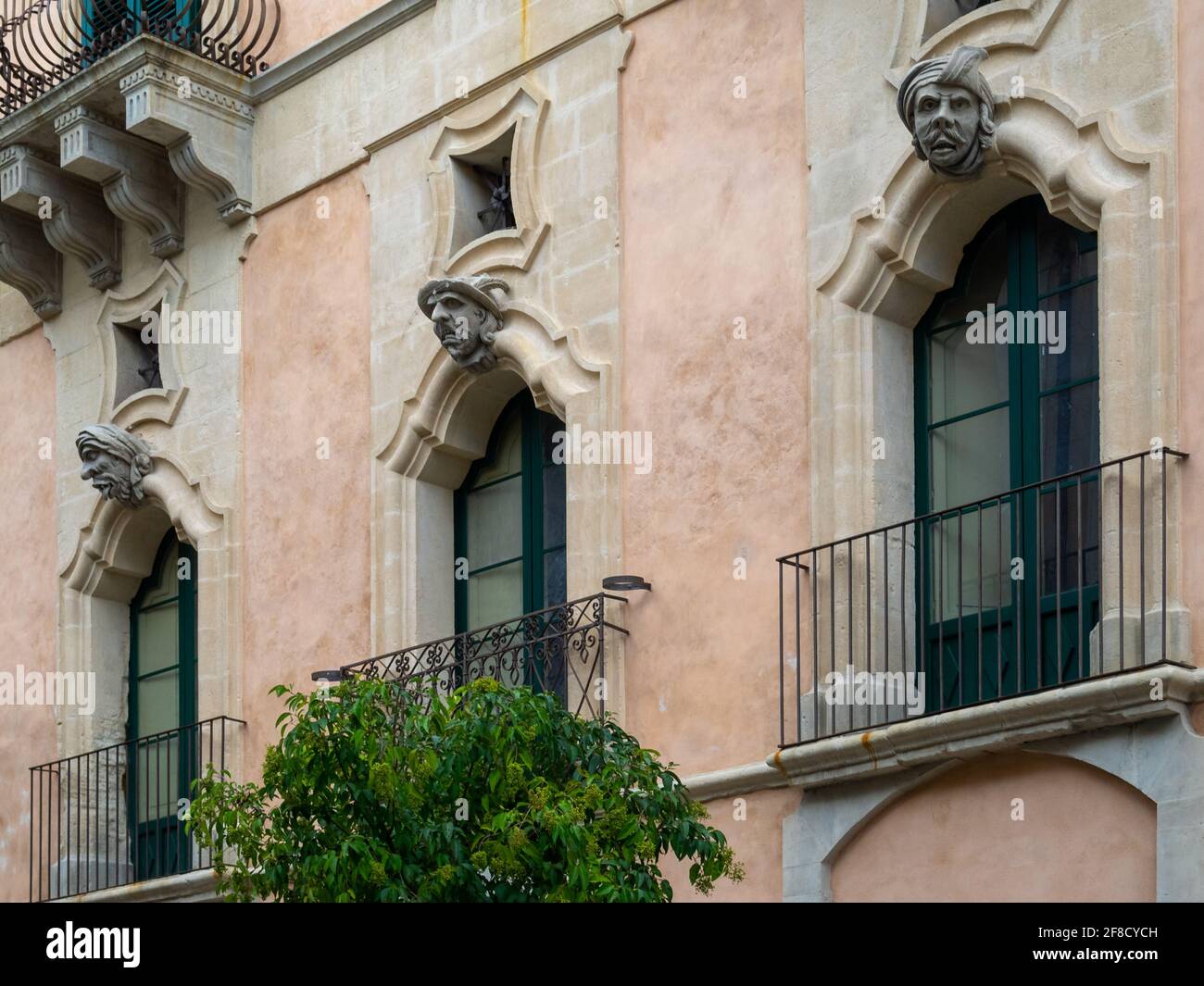 Palazzo Bertini Fassade Detail mit Stein geschnitzte Köpfe über die Balkontüren Stockfoto