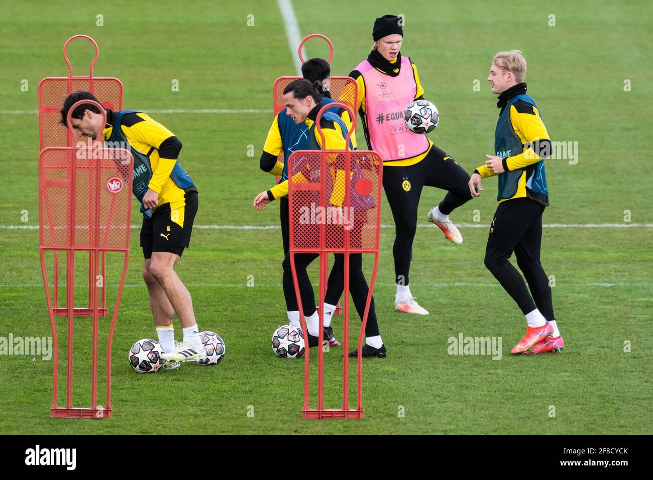 Dortmund, Deutschland. April 2021. Fußball: Champions League, vor dem Viertelfinale 2. Etappe Borussia Dortmund - Manchester City auf dem BVB-Trainingsgelände. Das Dortmunder Erling Haaland (2. Von rechts) fährt mit Mats Hummels, Nico Schulz und Julian Brandt (l-r). Quelle: Bernd Thissen/dpa/Alamy Live News Stockfoto