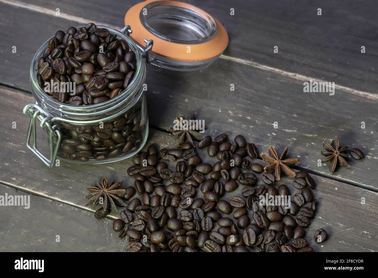 Draufsicht Kaffee geröstete Bohnen auf Vintage-Holztisch. Stockfoto