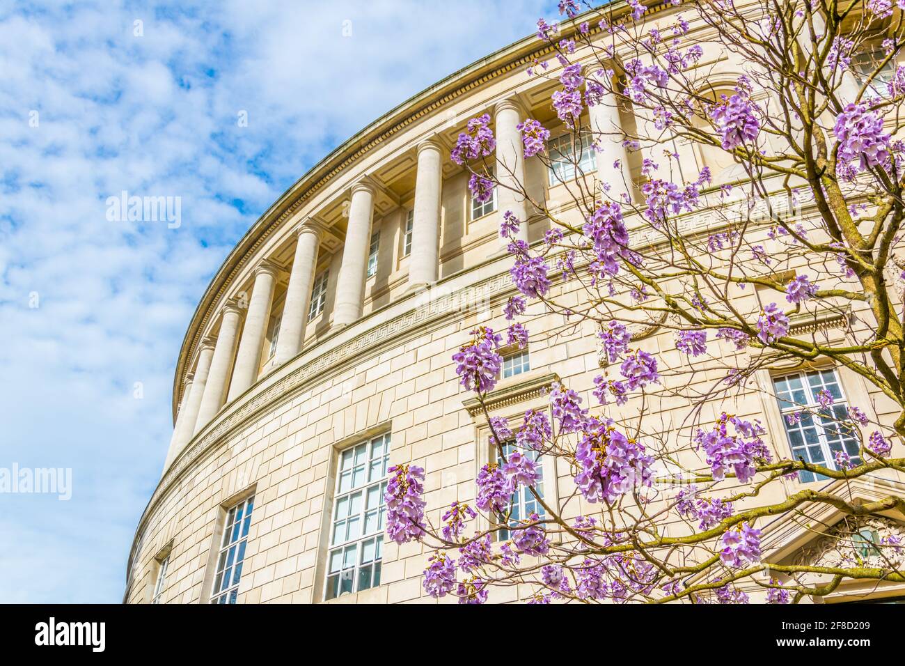 Die Menschen gehen vor der Manchester Central Library, England Stockfoto