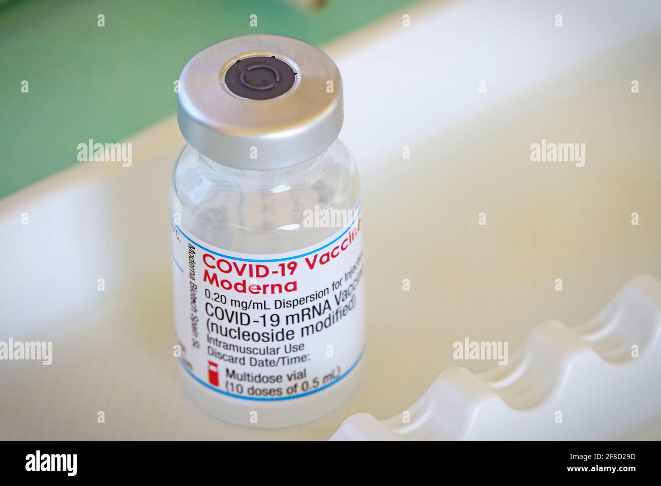 Nahaufnahme einer Ampulle mit dem Impfstoff Moderna Covid-19, die in einem italienischen Impfzentrum verwendet wurde. Turin, Italien - April 2021 Stockfoto