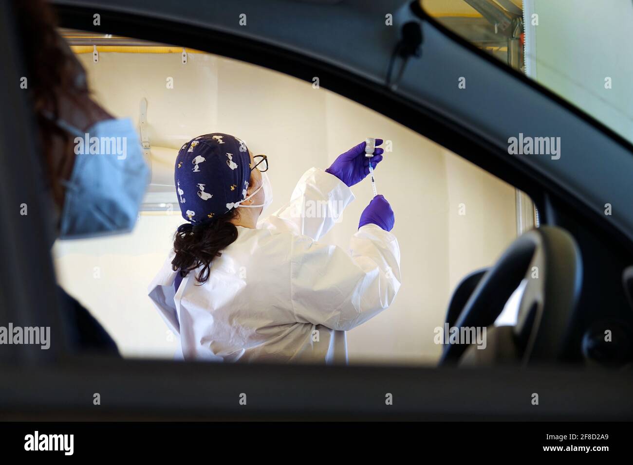 Massenimpfkampagne, Impfimpfung im Auto an einer Durchfahrimpfstelle. Turin, Italien - April 2021 Stockfoto