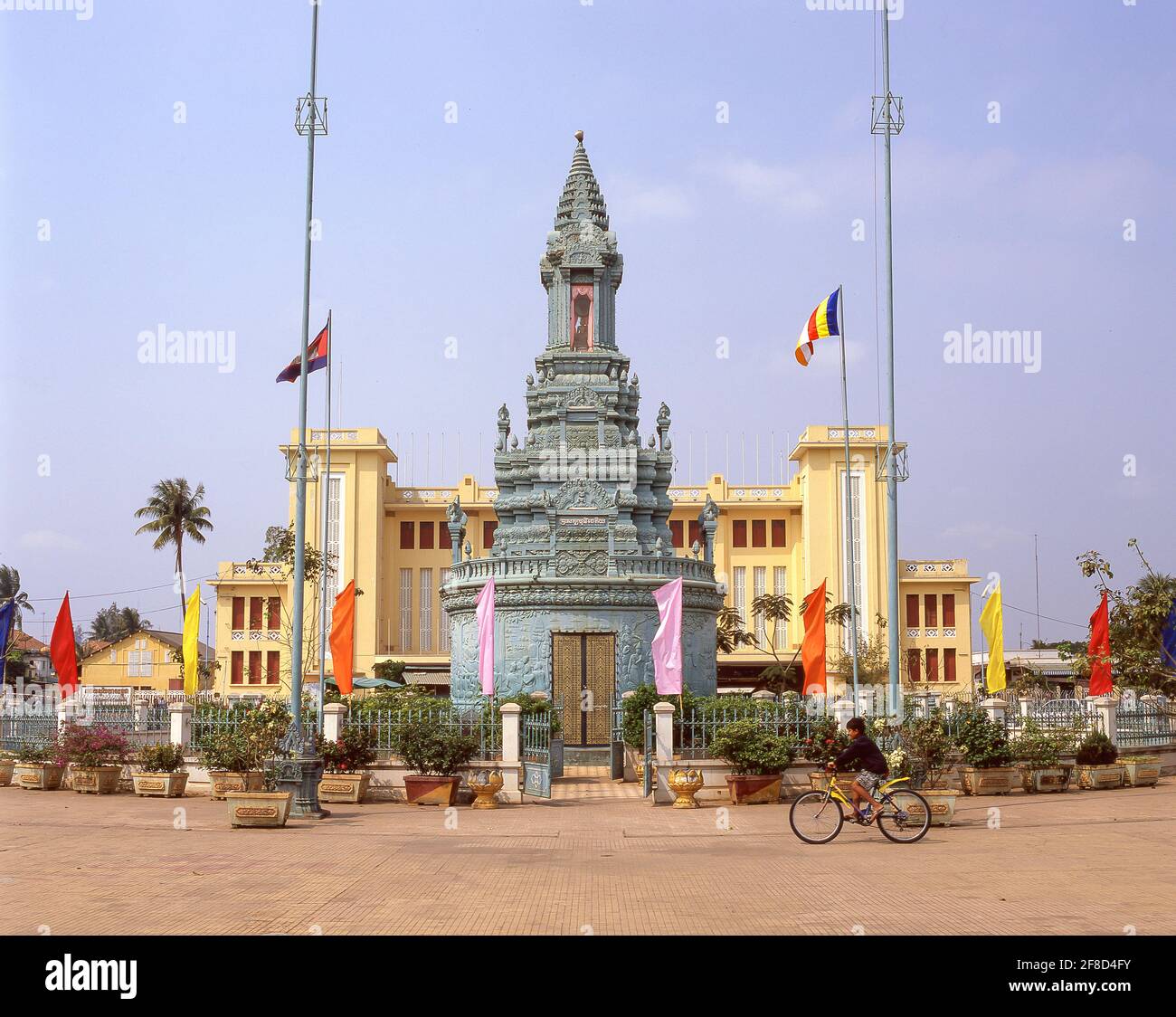 Phnom Penh Königlicher Bahnhof hinter Buddha Stupa, Preah Monivong Boulevard, Phnom Penh, Königreich Kambodscha Stockfoto