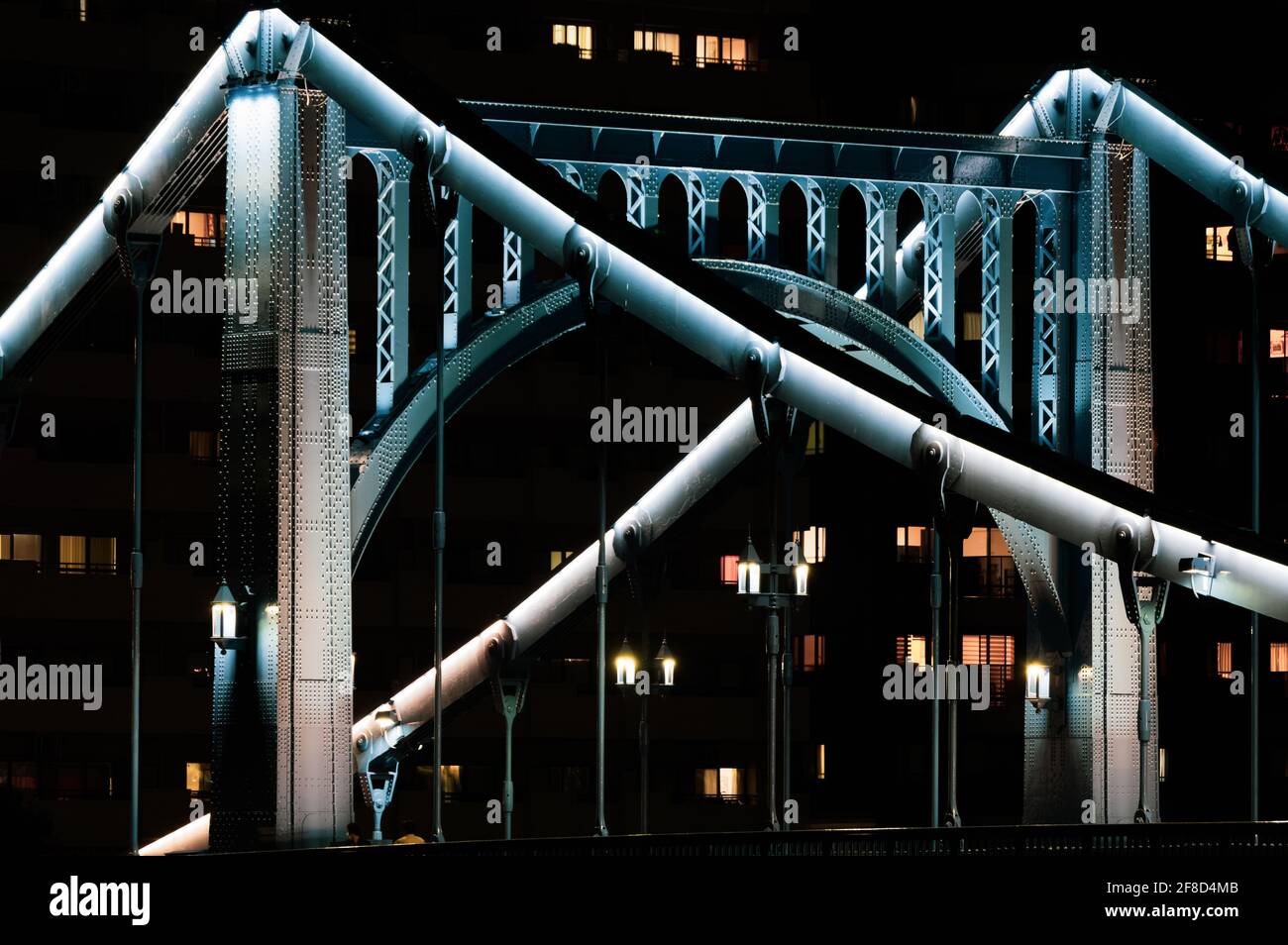Die kurze Belichtung der Kiyosu-Brücke im dunklen Modus wirkt bedrohlicher als die Langzeitbelichtung. Stockfoto