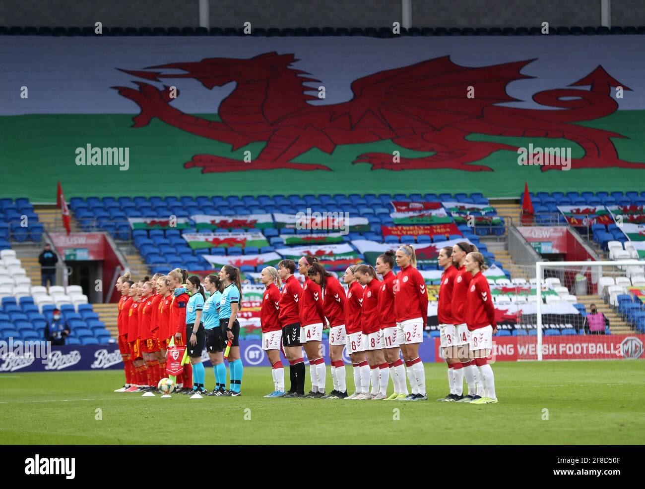 Die Spieler aus Wales und Dänemark halten nach der Bekanntgabe seines Todes im Alter von 99 Jahren am Freitag vor dem internationalen Freundschaftsspiel der Frauen im Cardiff City Stadium in Cardiff zwei Schweigeminuten zum Gedenken an den Herzog von Edinburgh ein. Bilddatum: Dienstag, 13. April 2021. Siehe PA Geschichte SOCCER Wales Women. Bildnachweis sollte lauten: David Davies/PA Wire. EINSCHRÄNKUNGEN: Nur redaktionelle Verwendung, keine kommerzielle Nutzung ohne vorherige Zustimmung des Rechteinhabers. Stockfoto