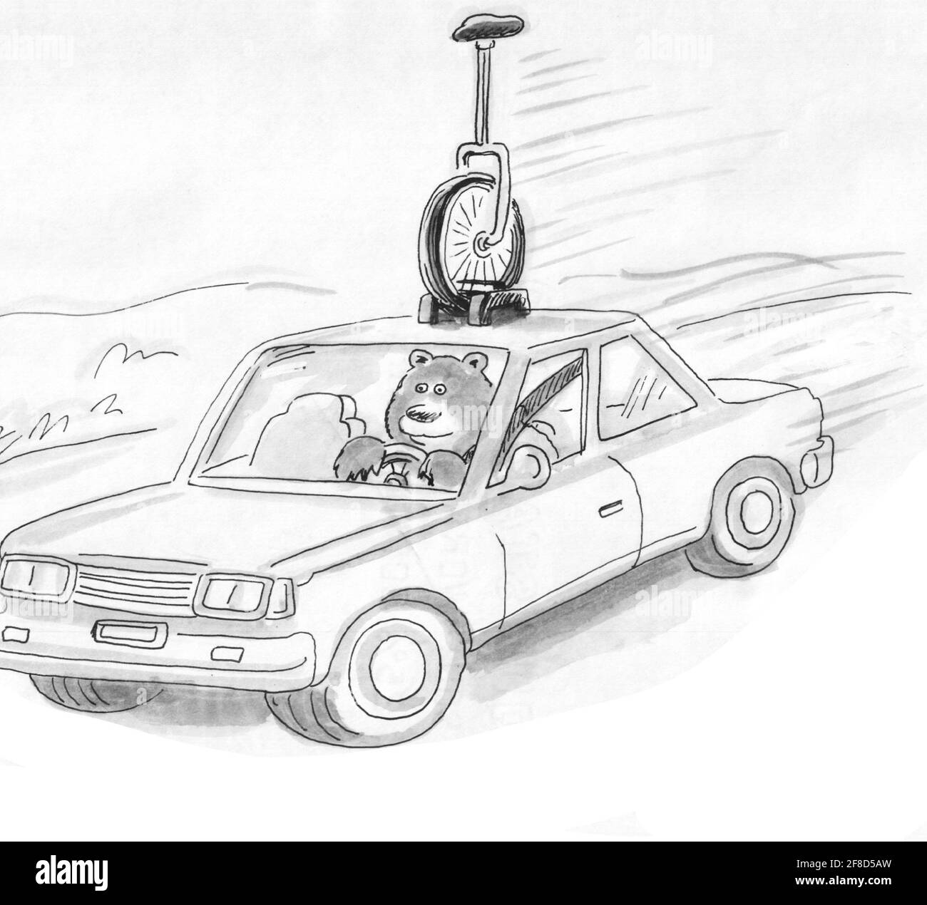 Circus Bear fährt mit einem Einrad auf dem Auto den Highway hinunter. Stockfoto