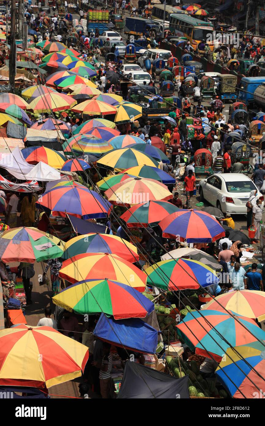 Dhaka, Bangladesch. April 2021. Ein überfüllter Gemüsemarkt in Dhakas Mirpur 1 trotz eines Verbots großer Versammlungen, um die Ausbreitung des Coronavirus zu begrenzen. Während der von der Regierung erzwungenen Stilllegung missachten viele Märkte weiterhin die Regeln zur sozialen Distanzierung, da sich der Ausbruch in Bangladesch verschärft. In Bangladesch gab es in den letzten 24 Stunden weitere 69 Todesfälle und 6,028 neue Fälle. (Foto von MD Manik/SOPA Images/Sipa USA) Quelle: SIPA USA/Alamy Live News Stockfoto