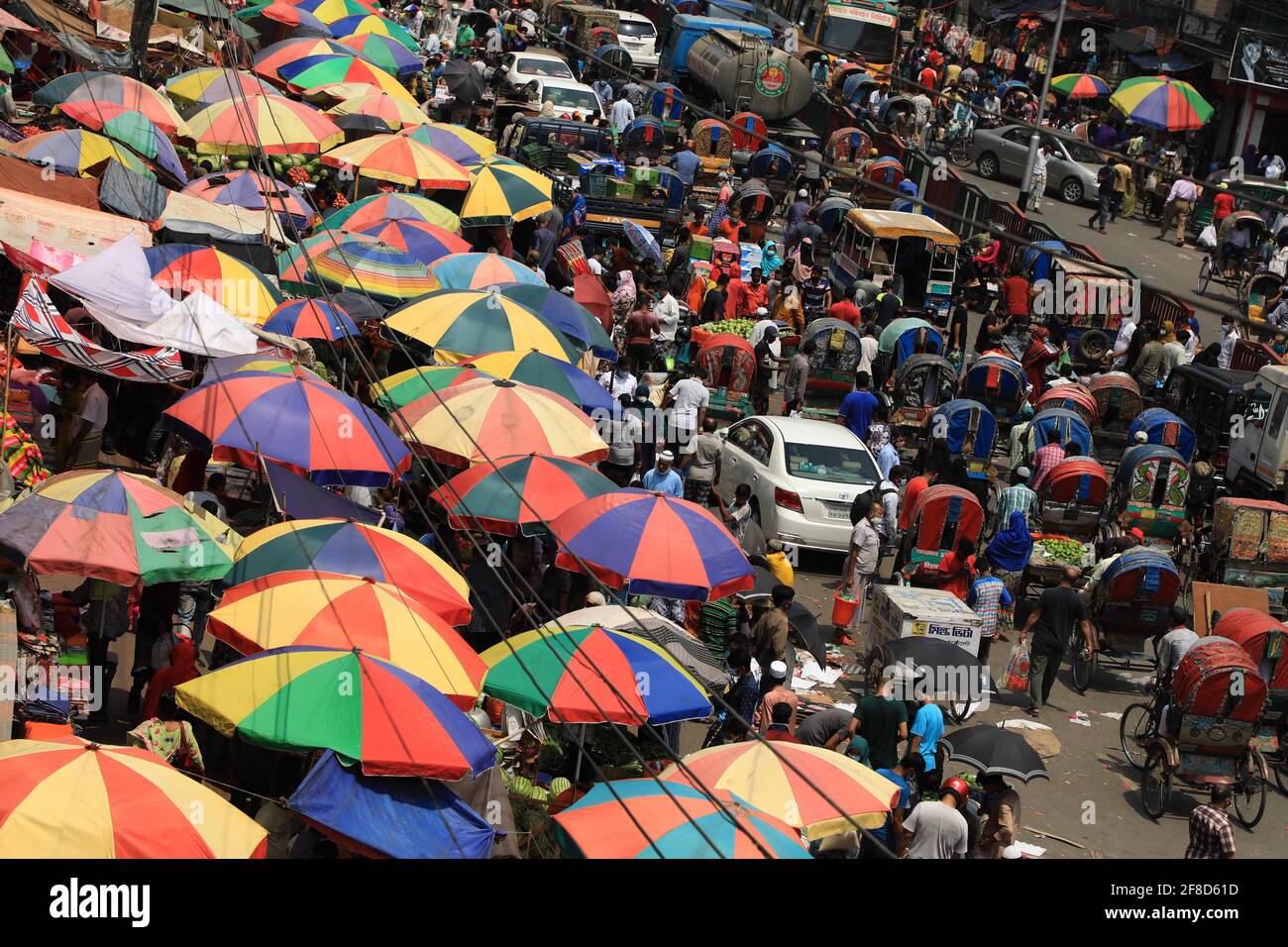 Dhaka, Bangladesch. April 2021. Ein überfüllter Gemüsemarkt in Dhakas Mirpur 1 trotz eines Verbots großer Versammlungen, um die Ausbreitung des Coronavirus zu begrenzen. Während der von der Regierung erzwungenen Stilllegung missachten viele Märkte weiterhin die Regeln zur sozialen Distanzierung, da sich der Ausbruch in Bangladesch verschärft. In Bangladesch gab es in den letzten 24 Stunden weitere 69 Todesfälle und 6,028 neue Fälle. (Foto von MD Manik/SOPA Images/Sipa USA) Quelle: SIPA USA/Alamy Live News Stockfoto
