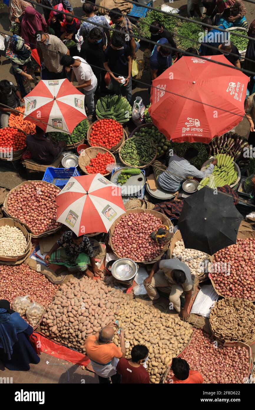 Dhaka, Bangladesch. April 2021. Ein überfüllter Gemüsemarkt in Dhakas Mirpur 1 trotz eines Verbots großer Versammlungen, um die Ausbreitung des Coronavirus zu begrenzen. Während der von der Regierung erzwungenen Stilllegung missachten viele Märkte weiterhin die Regeln zur sozialen Distanzierung, da sich der Ausbruch in Bangladesch verschärft. In Bangladesch gab es in den letzten 24 Stunden weitere 69 Todesfälle und 6,028 neue Fälle. (Foto von MD Manik/SOPA Images/Sipa USA) Quelle: SIPA USA/Alamy Live News Stockfoto