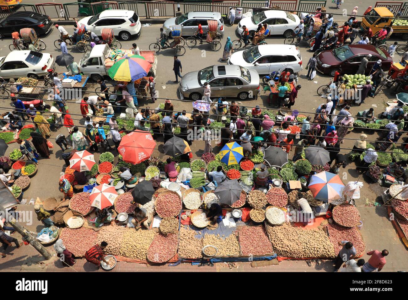 Dhaka, Bangladesch. April 2021. Ein überfüllter Gemüsemarkt in Dhakas Mirpur 1 trotz eines Verbots großer Versammlungen, um die Ausbreitung des Coronavirus zu begrenzen. Während der von der Regierung erzwungenen Stilllegung missachten viele Märkte weiterhin die Regeln zur sozialen Distanzierung, da sich der Ausbruch in Bangladesch verschärft. In Bangladesch gab es in den letzten 24 Stunden weitere 69 Todesfälle und 6,028 neue Fälle. (Foto von MD Manik/SOPA Images/Sipa USA) Quelle: SIPA USA/Alamy Live News Stockfoto