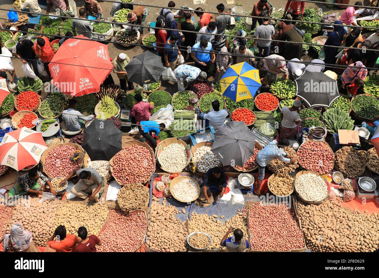 Dhaka, Bangladesch. April 2021. Ein überfüllter Gemüsemarkt in Dhakas Mirpur 1 trotz eines Verbots großer Versammlungen, um die Ausbreitung des Coronavirus zu begrenzen. Während der von der Regierung erzwungenen Stilllegung missachten viele Märkte weiterhin die Regeln zur sozialen Distanzierung, da sich der Ausbruch in Bangladesch verschärft. In Bangladesch gab es in den letzten 24 Stunden weitere 69 Todesfälle und 6,028 neue Fälle. (Foto von MD Manik/SOPA Images/Sipa USA) Quelle: SIPA USA/Alamy Live News Stockfoto
