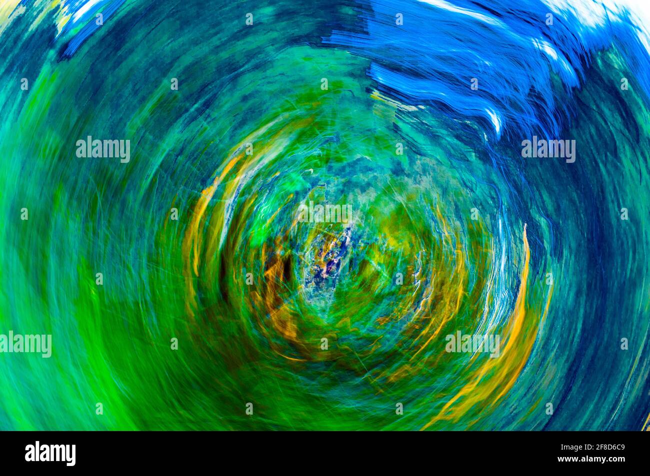 Eine wirbelnde Spirale. Hypnosespirale, Hypnosekonzept, abstrakter Hintergrund aus bunten Texturkreisen. Türkis, Blau, Grün, Blau Stockfoto