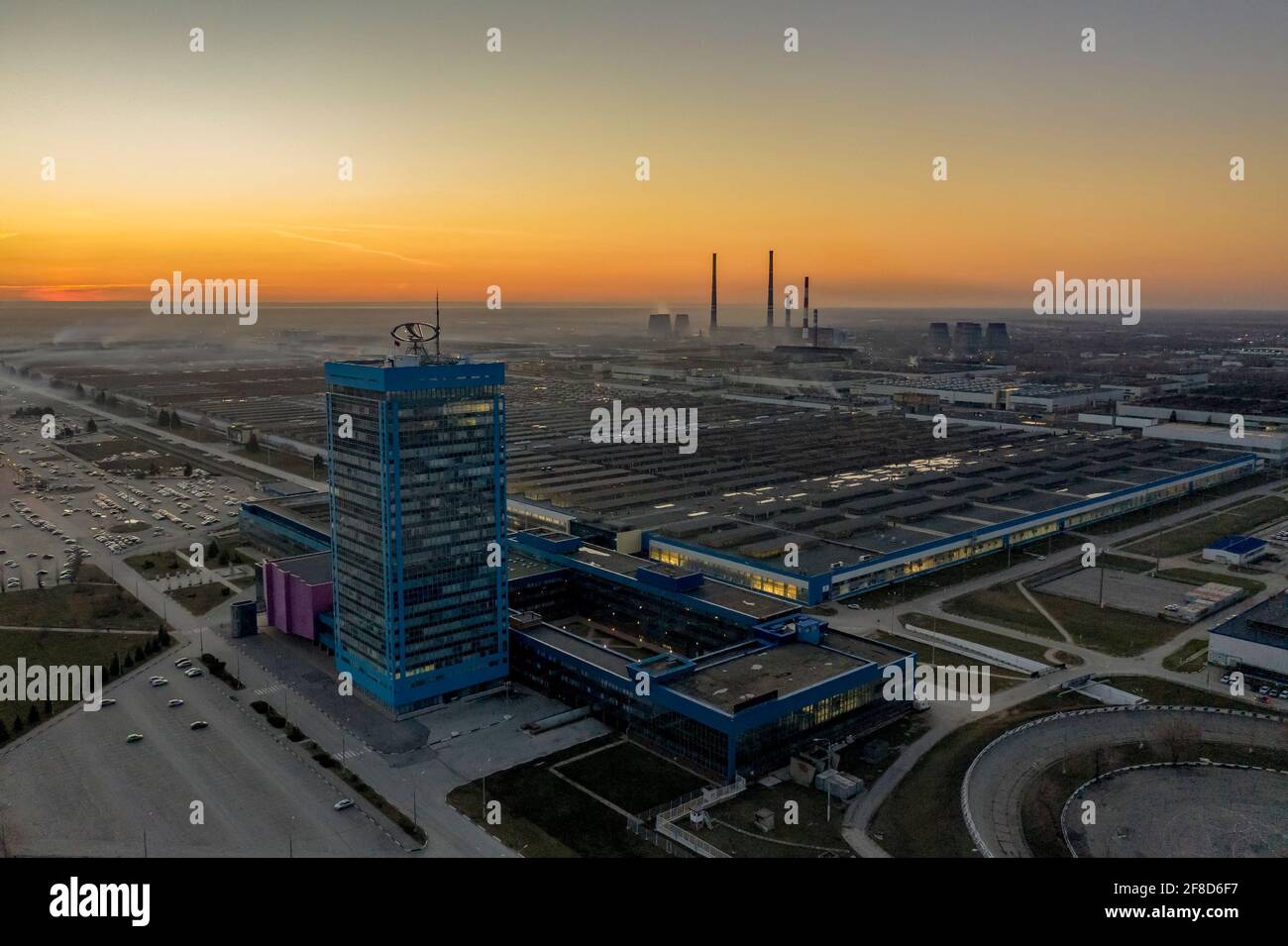 Togliatti, Russland. 13. April 2021. AVTOVAZ Hauptquartier nach Sonnenuntergang, Blick von einem Quadrocopter. Stockfoto