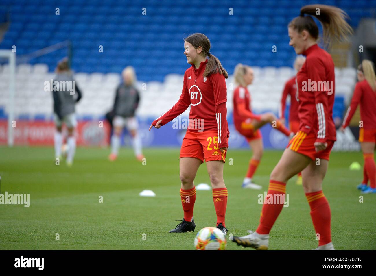 Wales ist Gastgeber für Dänemark in einem UEFA-Fußballfreundschaftssemdem im Cardiff City Stadium: Abgebildet ist Esther Morgan von Wales. Quelle: Andrew Dowling/Alamy Live News Stockfoto