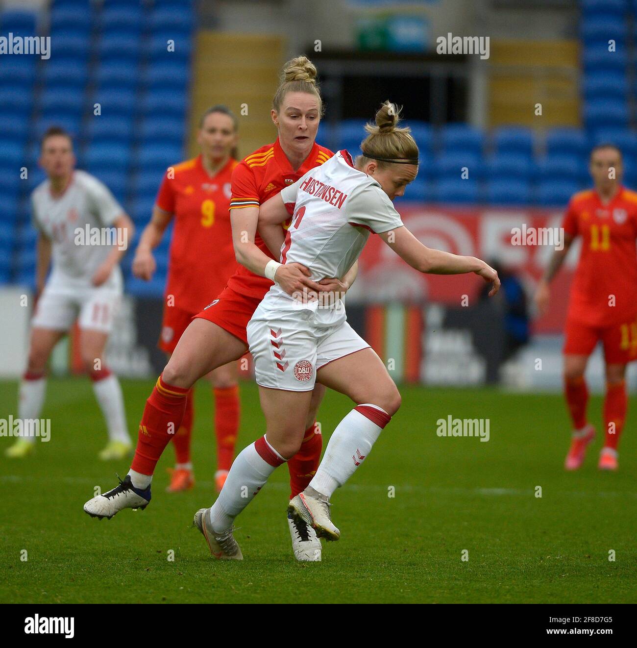 Wales moderiert Dänemark in einem UEFA-Fußballfreund im Cardiff City Stadium: Abgebildet ist der walisische Rhiannon Roberts (rot) fouls die dänische Nanna Christiansen (weiß) Credit: Andrew Dowling Stockfoto