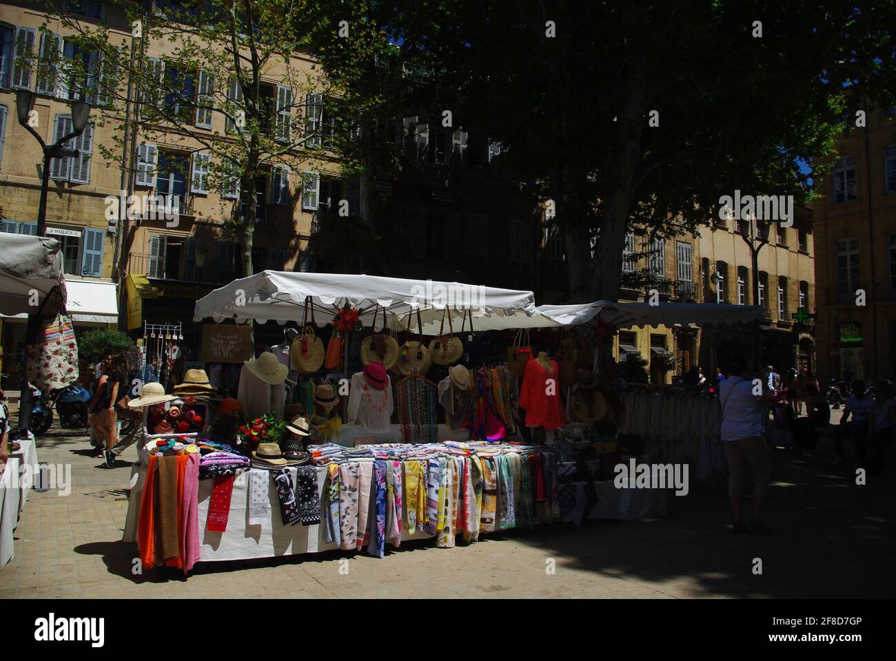 Straßenmarktstände auf Cours Mirabeau, Aix en Provence, Frankreich Stockfoto