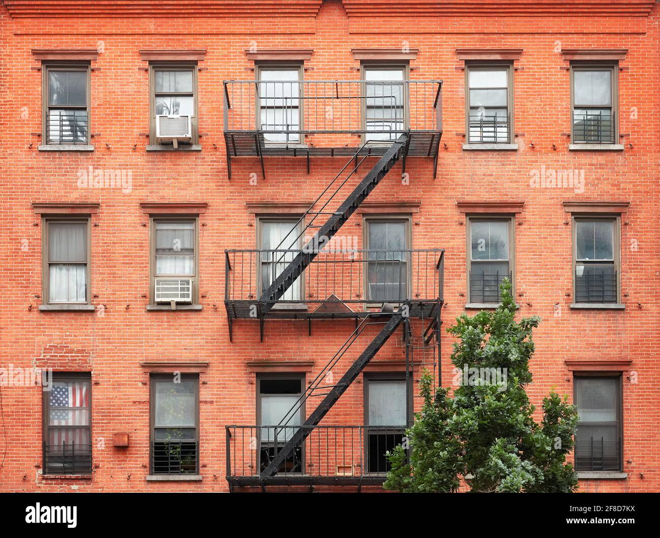 Altes rotes Ziegelgebäude mit eiserner Feuerschutzflucht, New York City, USA. Stockfoto