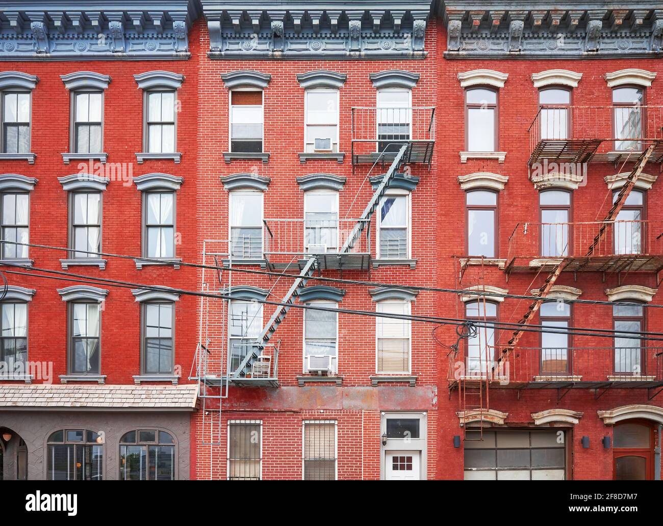 Alte rote Backsteingebäude mit blauen Eisenfeuerfluchten, New York City, USA. Stockfoto