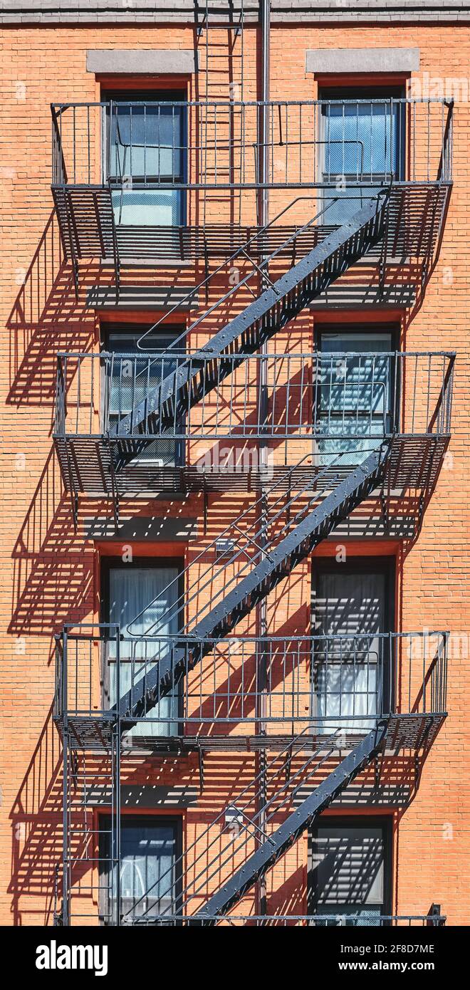 Altes Ziegelgebäude mit eiserner Feuerschutzflucht, New York City, USA. Stockfoto