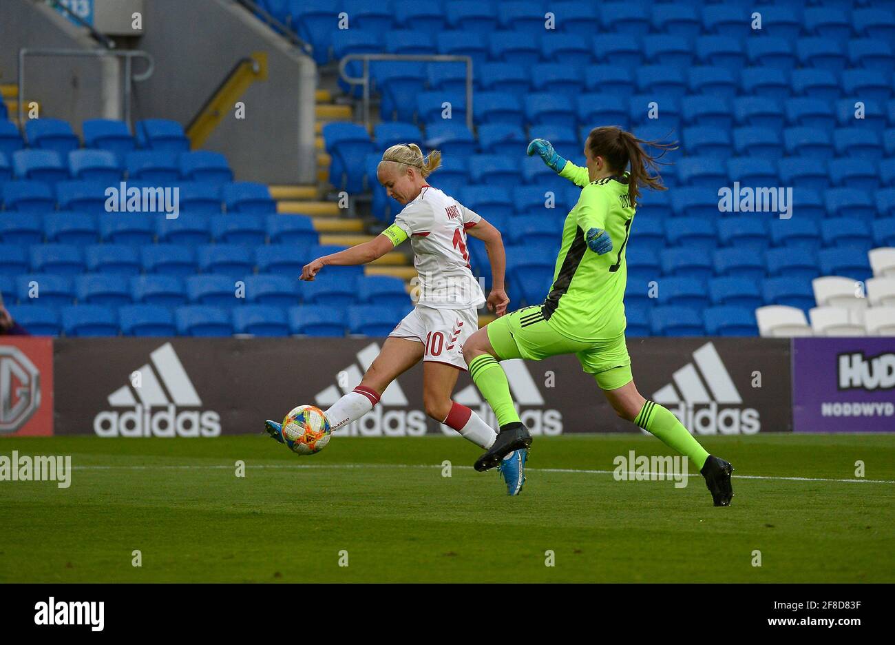 Wales moderierte Dänemark in einem UEFA-Fußballfreund im Cardiff City Stadium: Im Bild ist Dänemarks Pernille Harder gegen Laura O'Sullivan aus Wales zu sehen. Quelle: Andrew Dowling/Alamy Live News Stockfoto