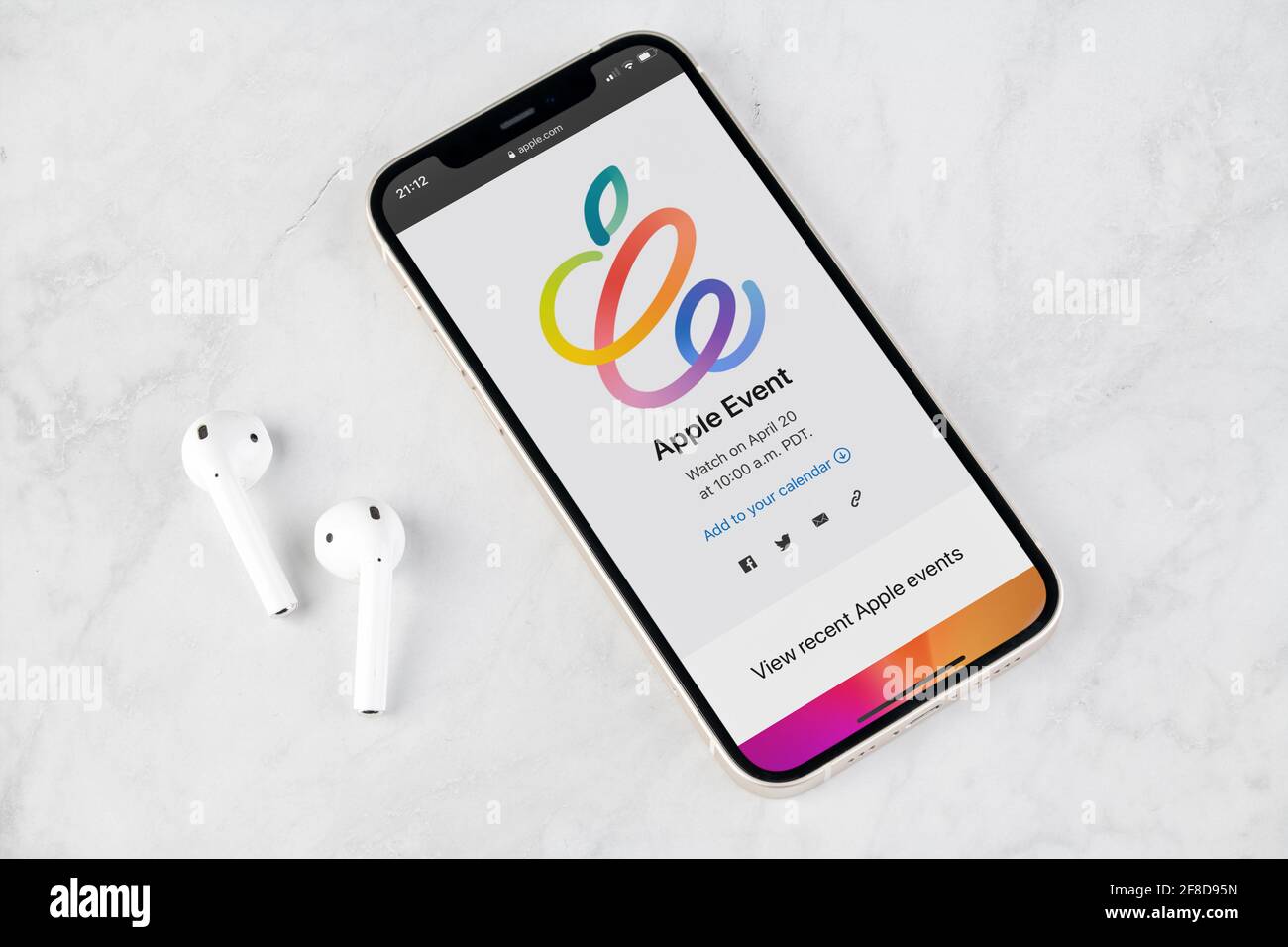 Antalya, Türkei - 13. April 2021: Hände halten iPhone mit Apple Event-Logo 2021 auf dem Bildschirm. Stockfoto