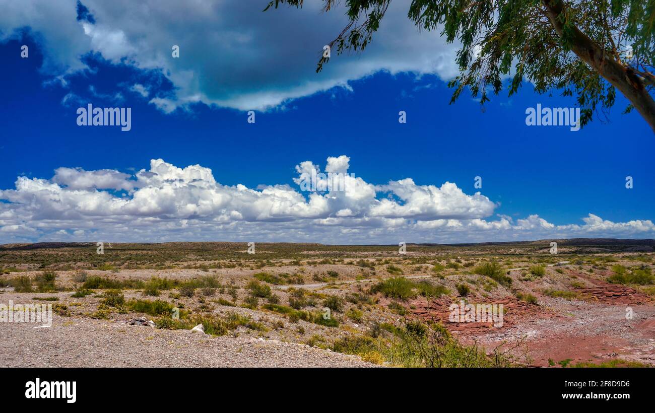 El Chocon Gebiet desertische Landschaft, an einem sonnigen warmen Morgen unter einem blauen Himmel mit ein paar weißen Wolken aufgenommen. Stockfoto